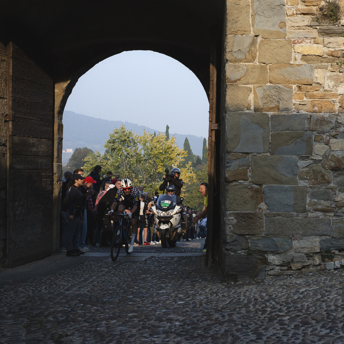 Il Lombardia 2025 - Quinn Simmons passes through the Porta San Lorenzo