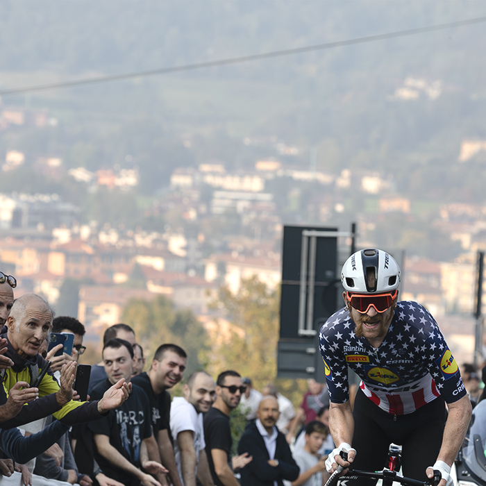 Il Lombardia 2025 - Quinn Simmons wearing the USA Champion’s jersey is encouraged by fans on his way up the hill