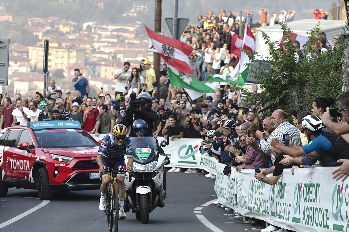 Il Lombardia 2025 - Flags are flown and fans cheers as Remco Evenepoel makes his way up the hill