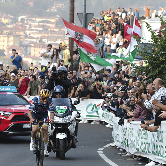 Il Lombardia 2025 - Flags are flown and fans cheers as Remco Evenepoel makes his way up the hill