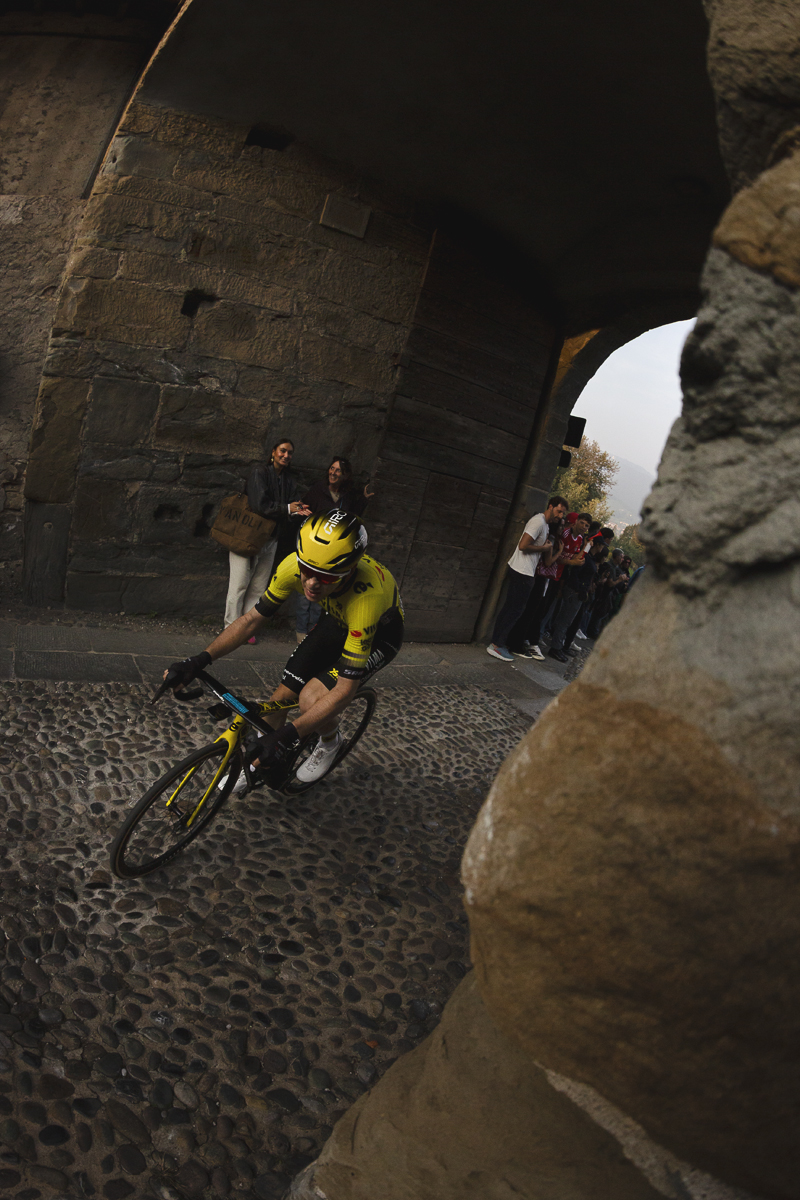 Il Lombardia 2025 - Tijmen Graat rounds the corner through the Porta San Lorenzo