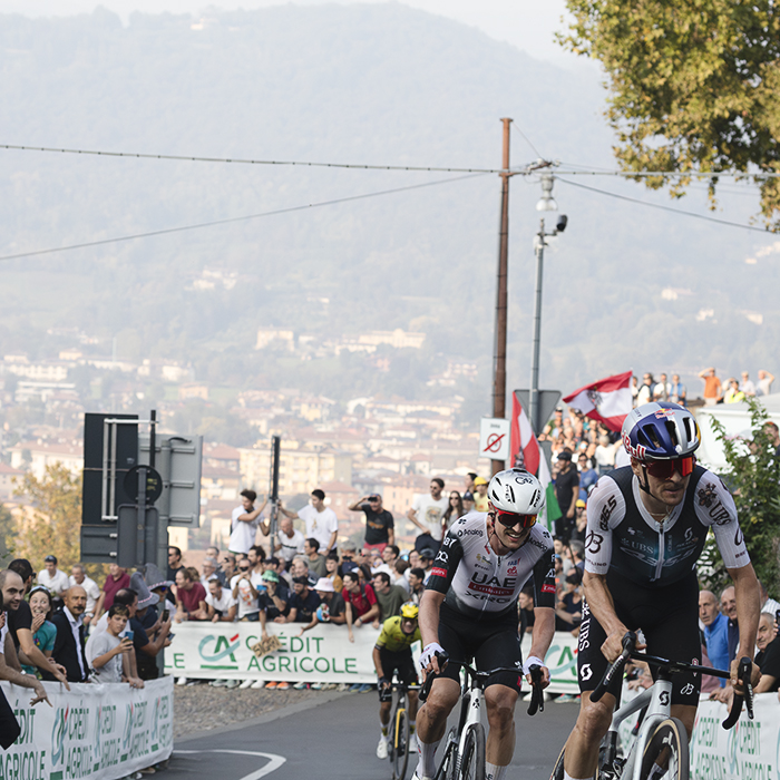 Il Lombardia 2025 - Tom Pidcock and Jay Vine race through the fan lined streets of Bergamo