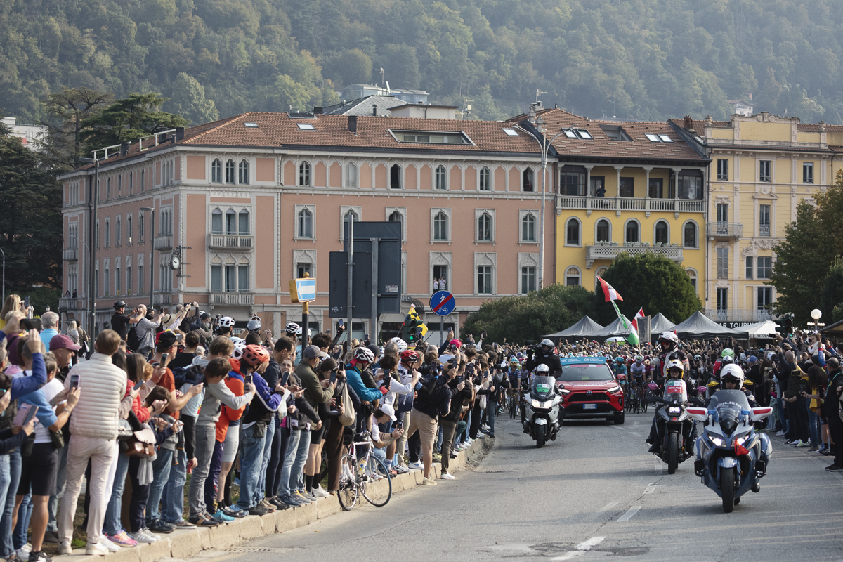 Il Lombardia 2025 - The race rolls out with grand buildings of Como in the background