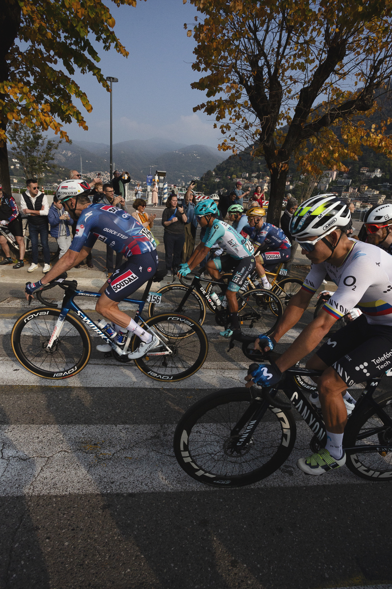 Il Lombardia 2025 - Riders roll out of Como through streets lined with crowds and trees with autumnal leaves