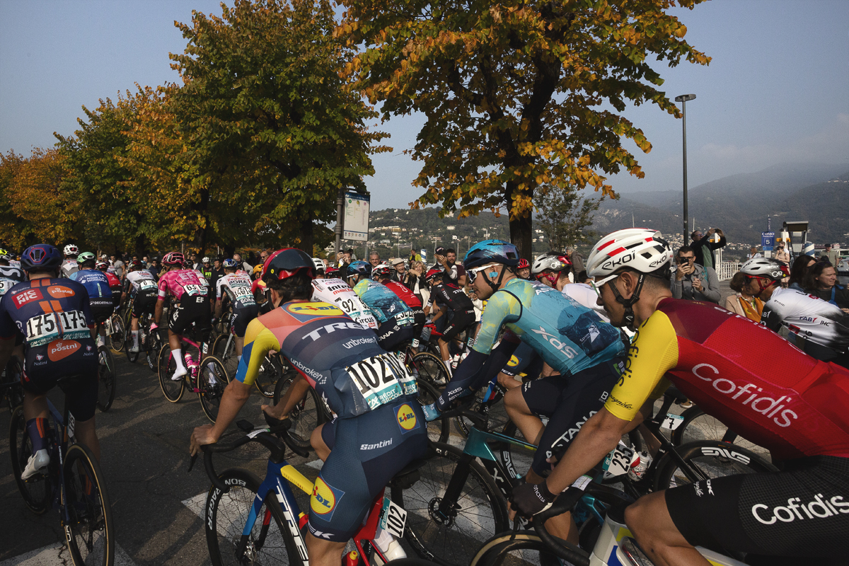 Il Lombardia 2025 - Riders on a tree lined road along Lake Como