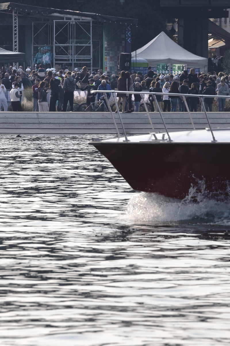 Il Lombardia 2025 - Crowds gather in front of Lago di Como to watch the rider’s presentation as a boat passes on the lake
