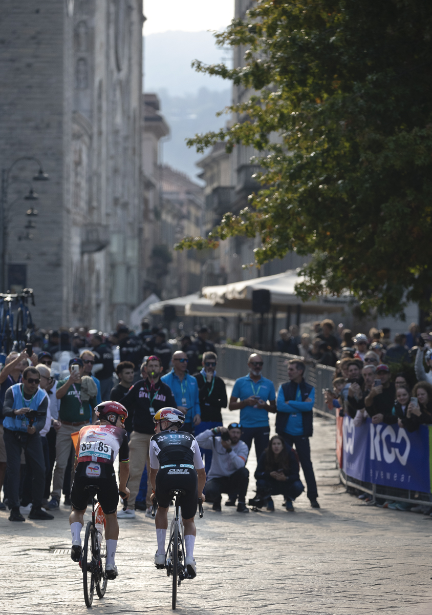 Il Lombardia 2025 - Former teammates Michał Kwiatkowski & Tom Pidcock ride side by side deep in conversation