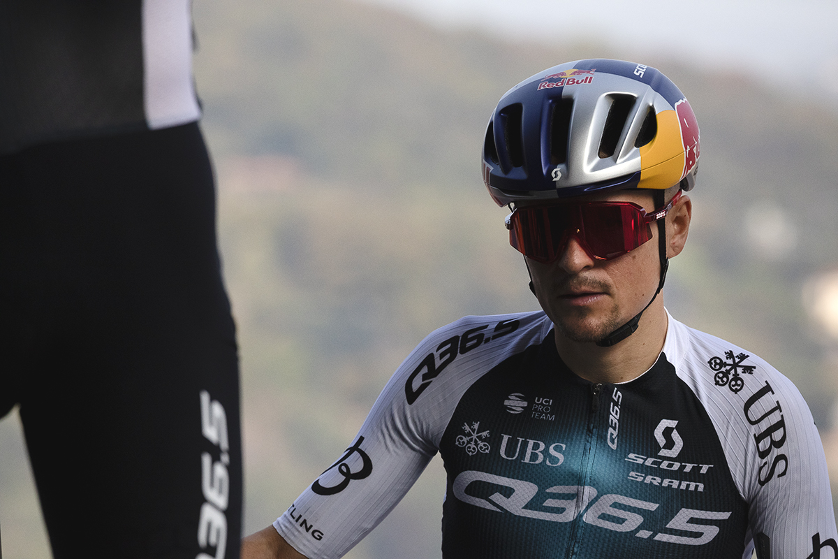 Il Lombardia 2025 - Tom Pidcock climbs the steps to the presentation podium in Como