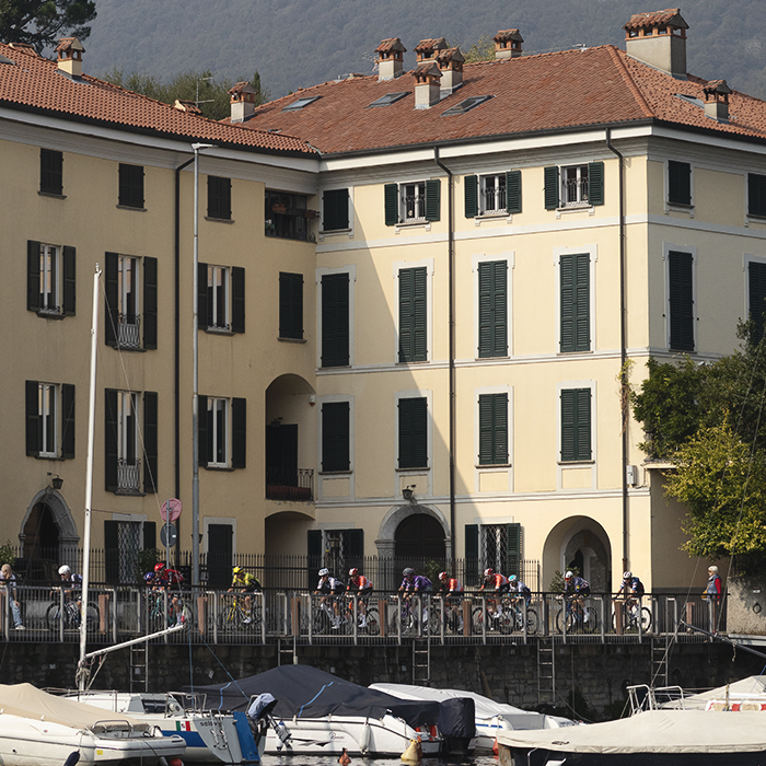Il Lombardia 2025 - Riders pass boats moored in Malgrate