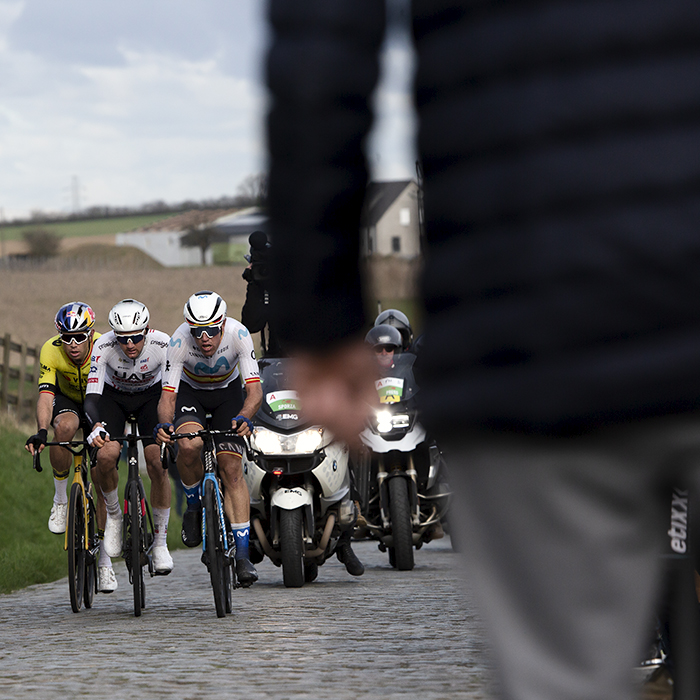 Kuurne Brussel Kuurne 2024 - Riders framed by a fan leaning into the road as they take on Beerbosstraat