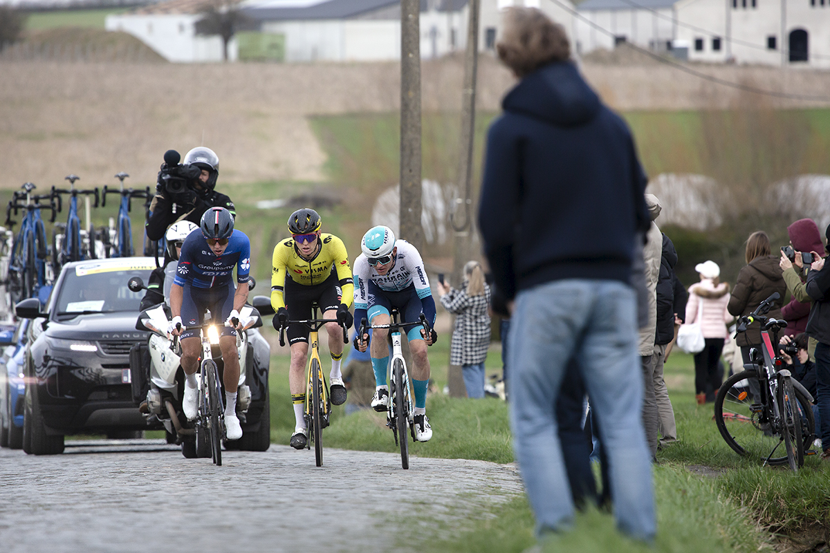 Kuurne Brussel Kuurne 2024 - A group of riders on Beerbosstraat