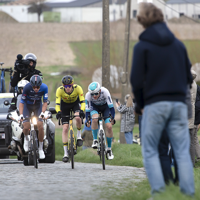 Kuurne Brussel Kuurne 2024 - A group of riders on Beerbosstraat
