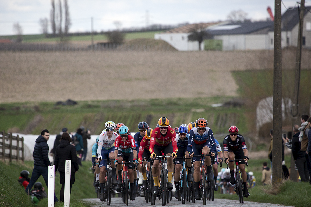 Kuurne Brussel Kuurne 2024 - A group of riders seen from the front as they make their way up Beerbosstraat