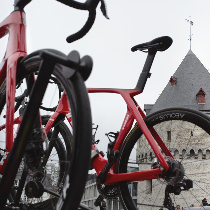 Kuurne Brussel Kuurne 2024 - Lidl - Trek bikes on top of a team car with the Broeltorens behind them