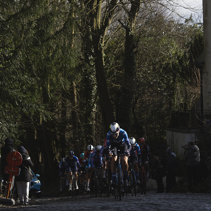 Kuurne Brussel Kuurne 2024 - A group of riders climb Oude Kruisberg