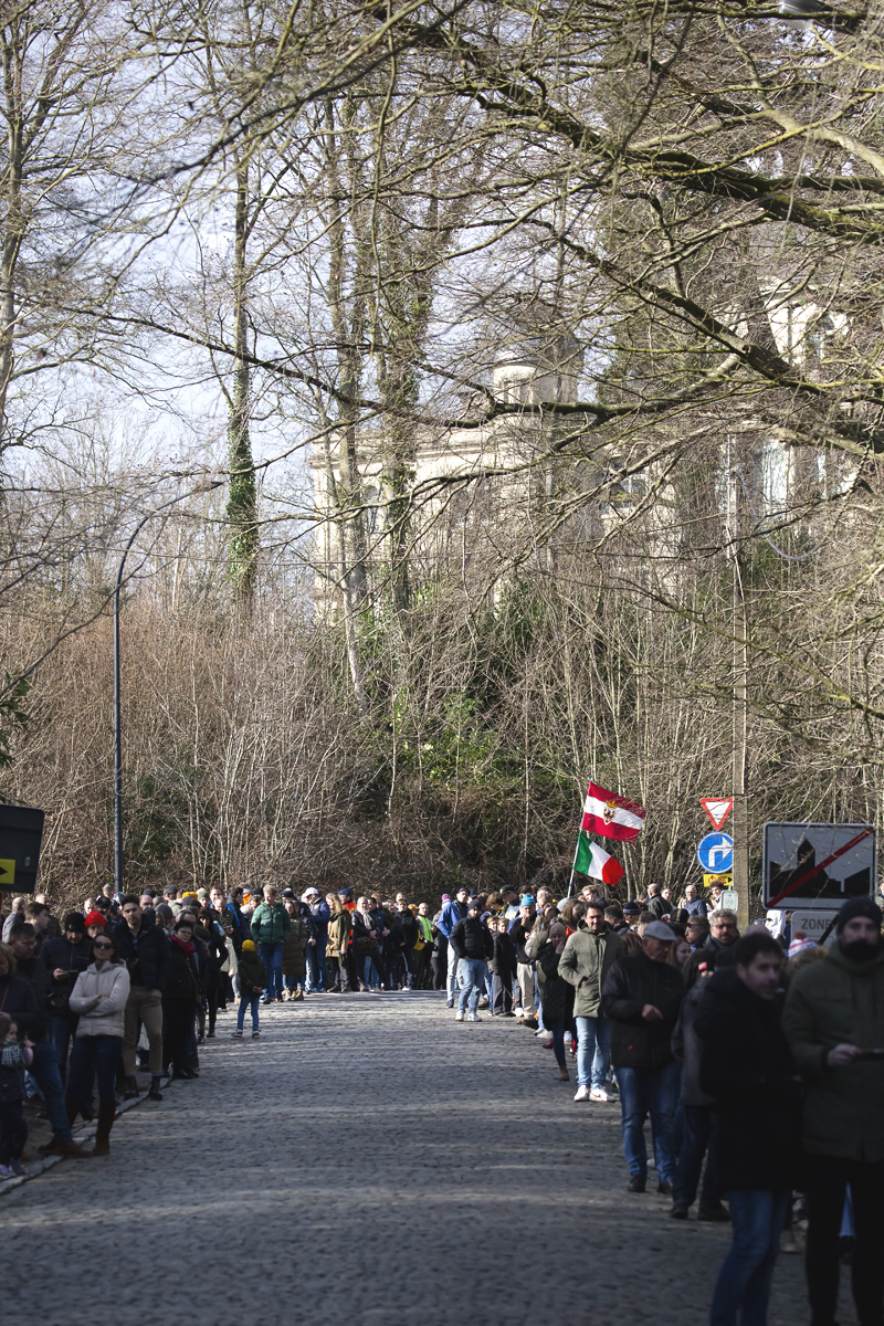 Kuurne Brussel Kuurne 2024 - Fans line Oude Kruisberg waiting for the race