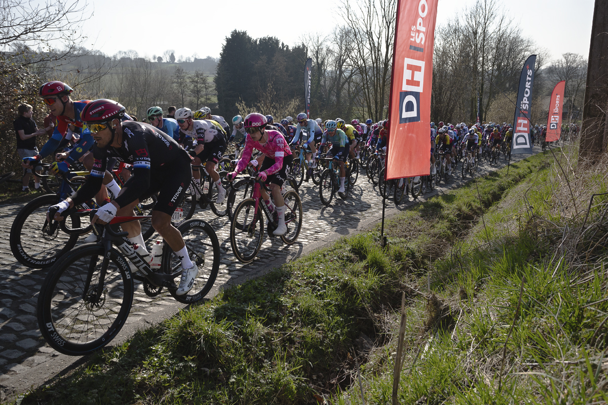 Kuurne Brussel Kuurne 2025 - The peloton on the cobbled climb of Mont St-Laurent