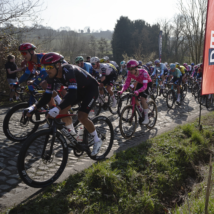 Kuurne Brussel Kuurne 2025 - The peloton on the cobbled climb of Mont St-Laurent