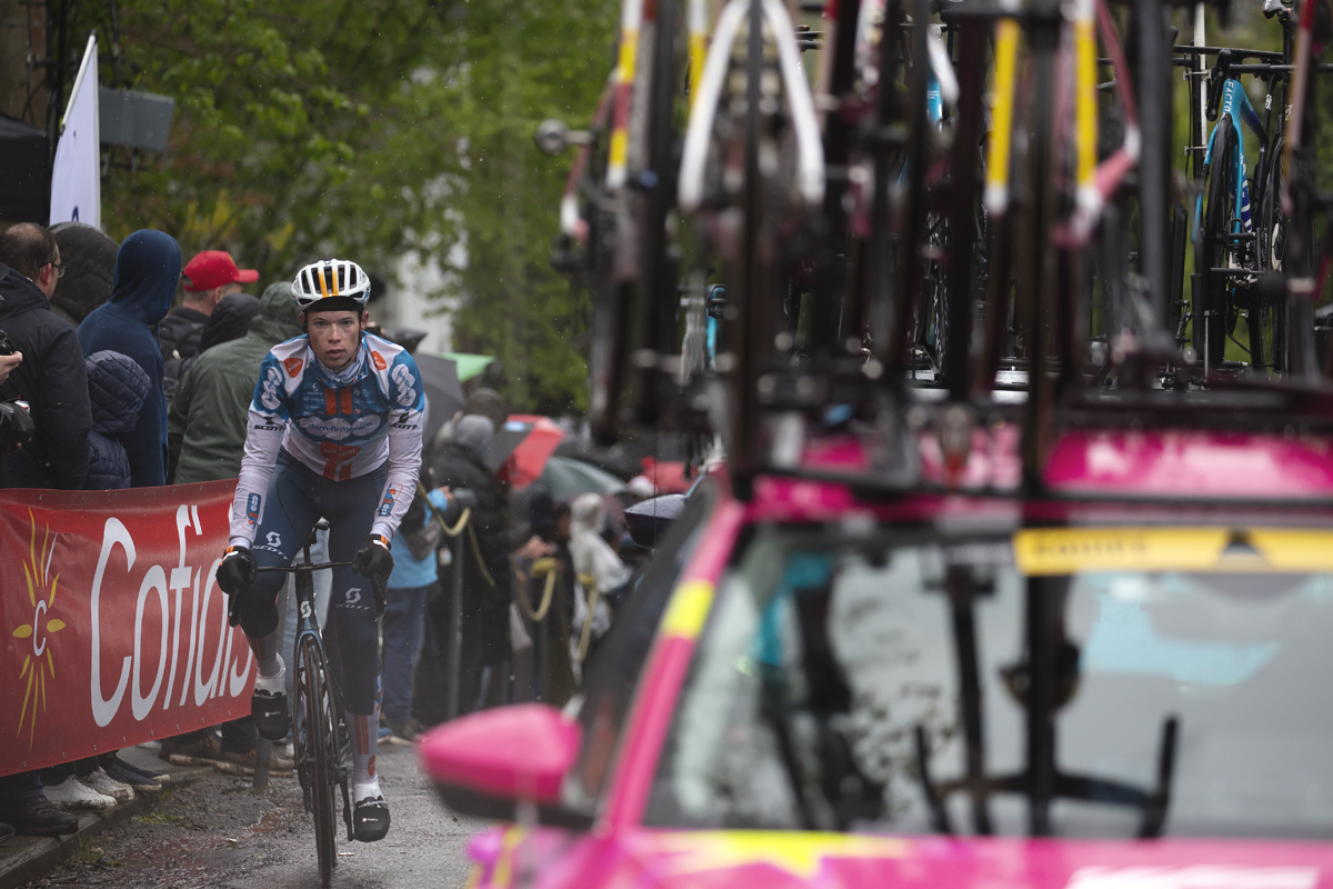 La Flèche Wallonne 2024 - Enzo Leijnse of Team dsm-firmenich PostNL makes his way through the cars