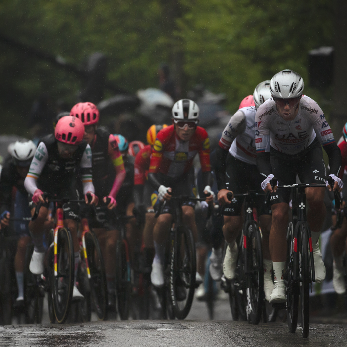 La Flèche Wallonne 2024 - The peloton climbs the Mur de Huy in difficult conditions