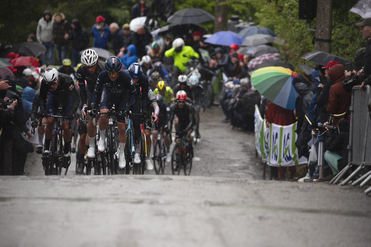 La Flèche Wallonne 2024 - The peloton climbs the Mur de Huy as fans shelter under umbrellas