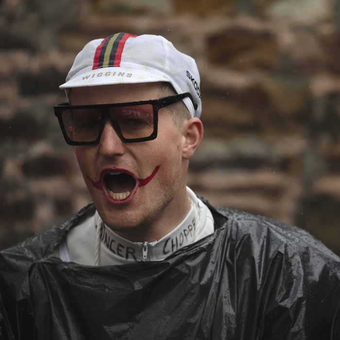 La Flèche Wallonne 2025 - A individual fan gives enthusiastic support