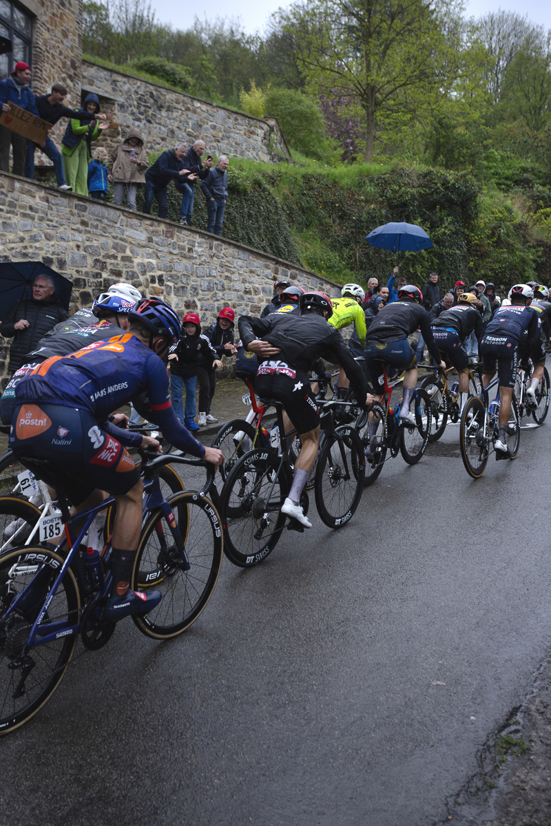 La Flèche Wallonne 2025 - Supporters watch riders from a wall on the Mur de Huy