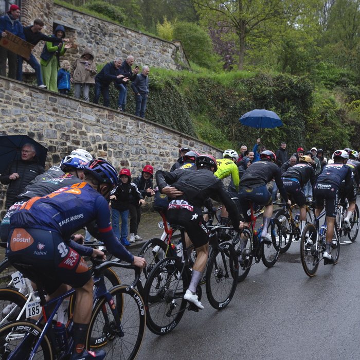 La Flèche Wallonne 2025 - Supporters watch riders from a wall on the Mur de Huy