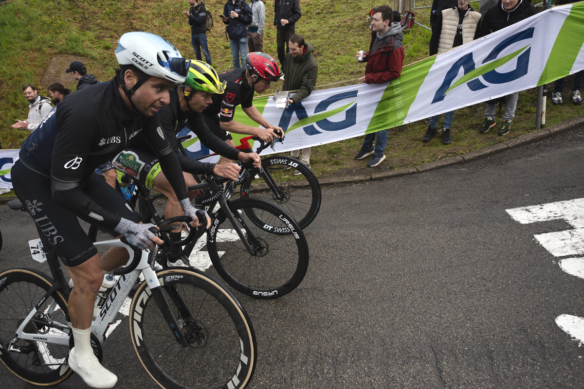 La Flèche Wallonne 2025 - Riders tackle the steep gradients on the Mur de Huy