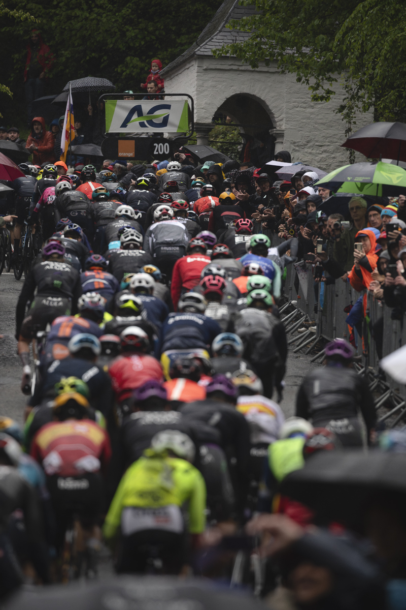 La Flèche Wallonne 2025 - A rear view of the peloton on the Mur de Huy