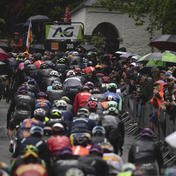 La Flèche Wallonne 2025 - A rear view of the peloton on the Mur de Huy