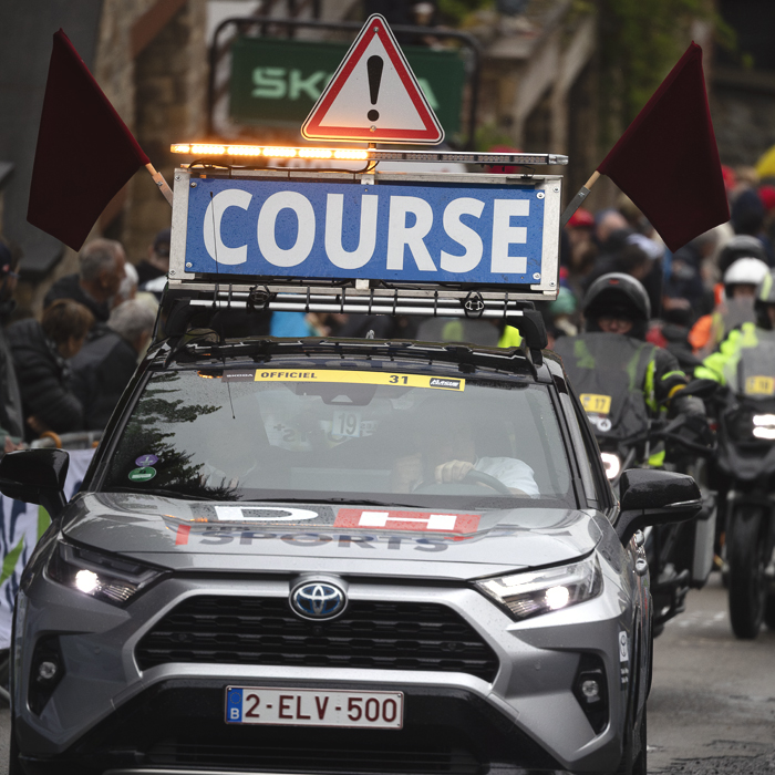 La Flèche Wallonne 2025 - A car announcing the arrival of the riders on the climb