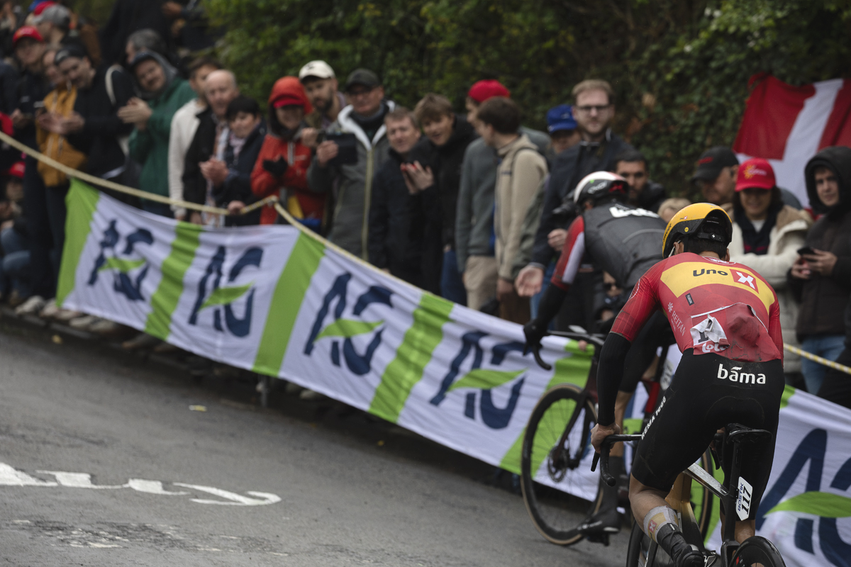 La Flèche Wallonne 2025 - Sakarias Koller Løland & Jonas Gregaard are watched by supporters on the climb