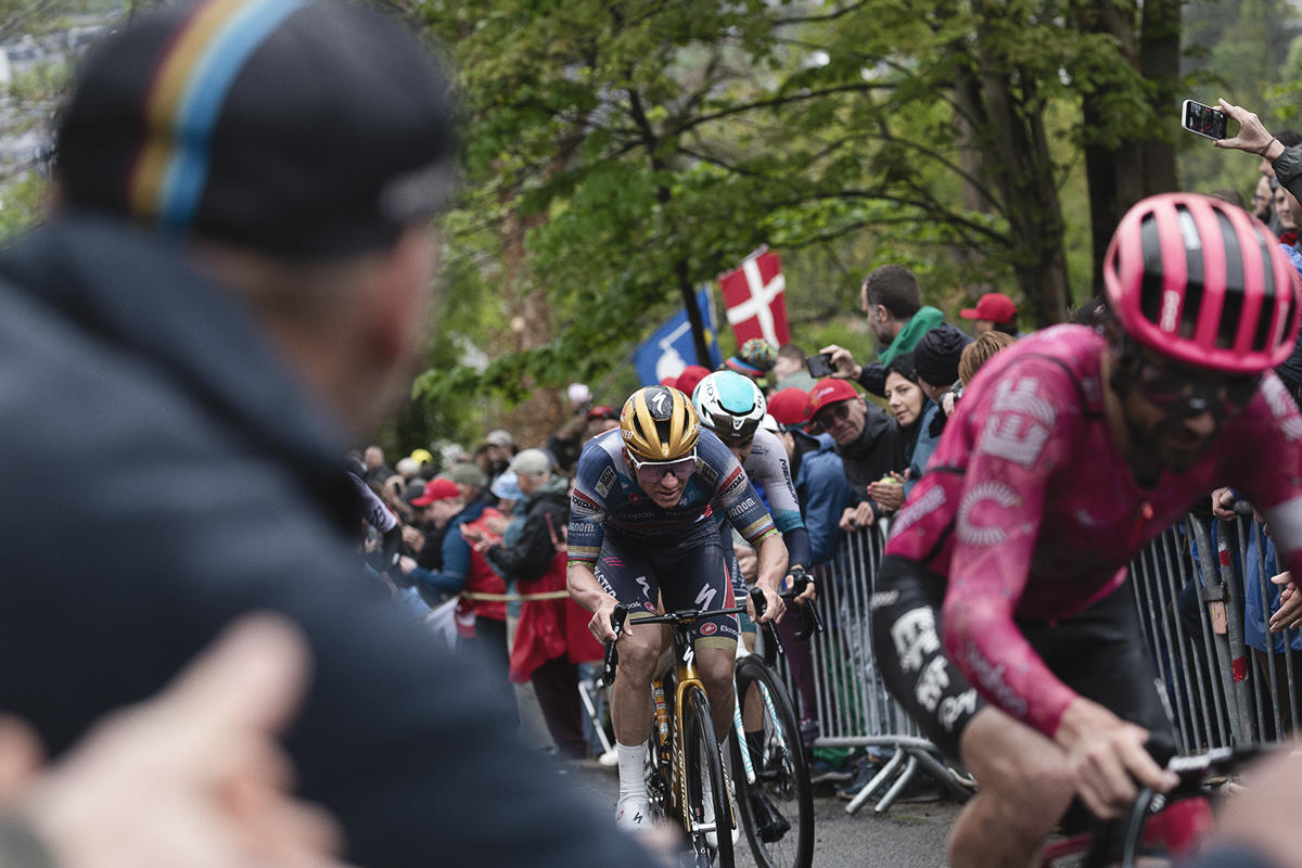La Flèche Wallonne 2025 - Remco Evenepoel is encouraged onwards during the climb