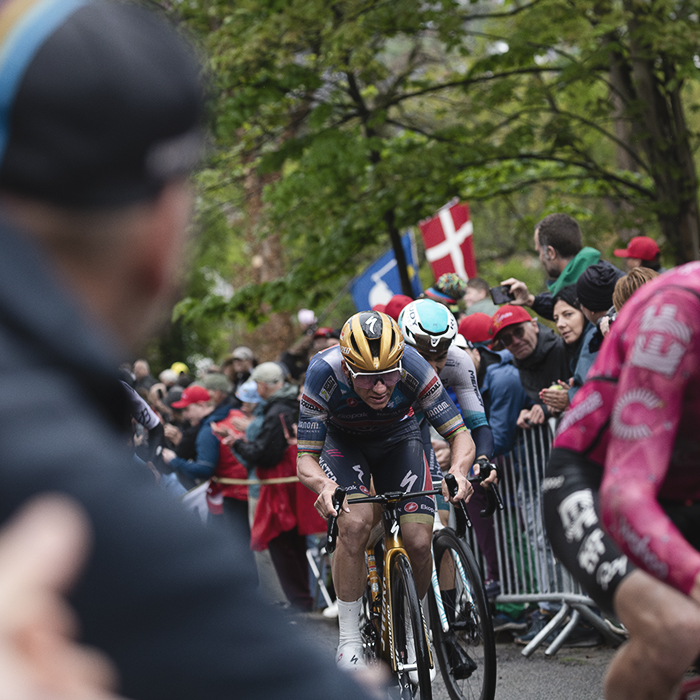 La Flèche Wallonne 2025 - Remco Evenepoel is encouraged onwards during the climb