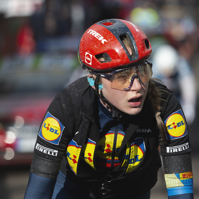 La Flèche Wallonne Femmes 2024 - Elynor Bäckstedt of Lidl - Trek looks up at the climb in front of her