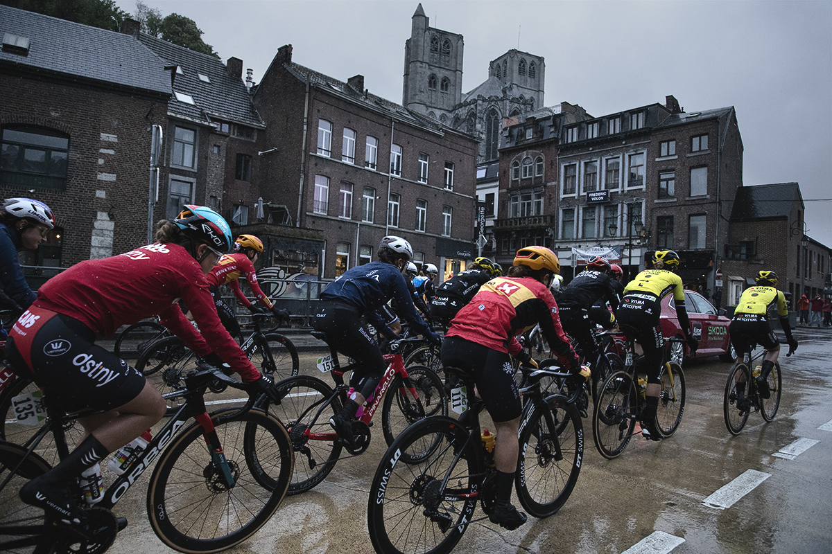 La Flèche Wallonne Femmes 2024 - The women roll on at the start of the race in a sodden Huy