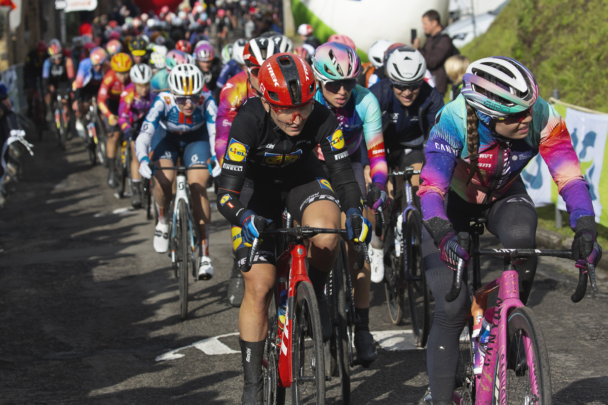 La Flèche Wallonne Femmes 2024 - The peloton climbs the Mur de Huy