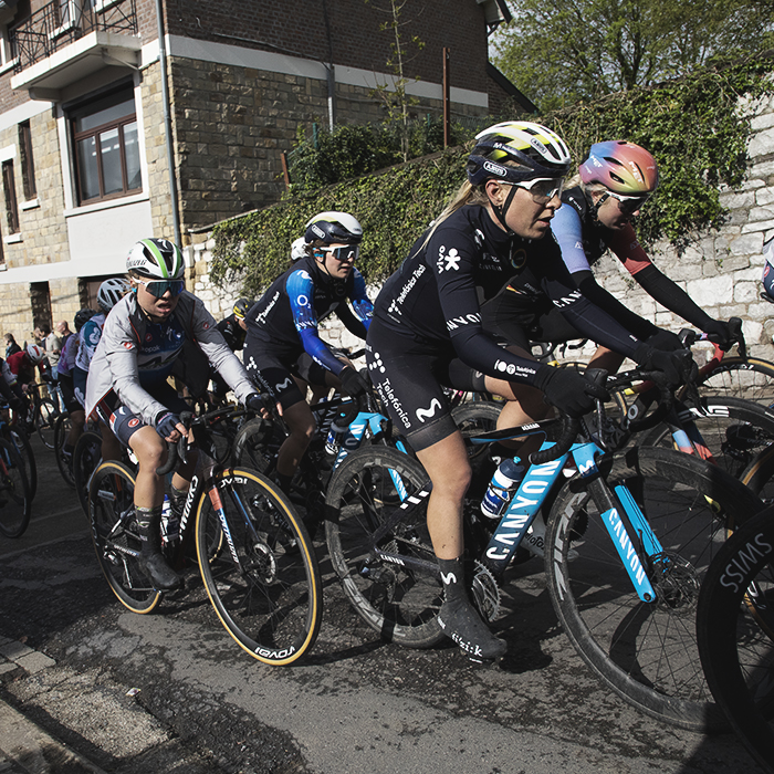 La Flèche Wallonne Femmes 2024 - A group of riders tackle the Mur de Huy