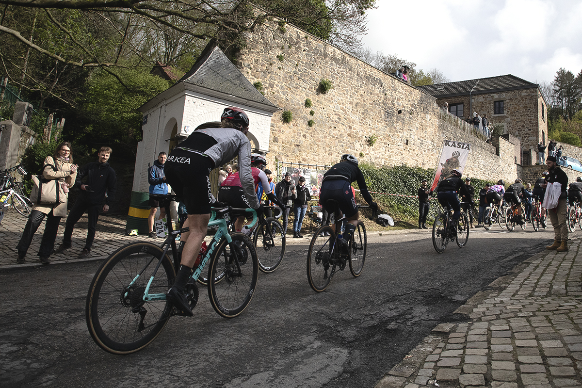 La Flèche Wallonne Femmes 2024 - Riders pass one of the small chapels on the Mur de Huy