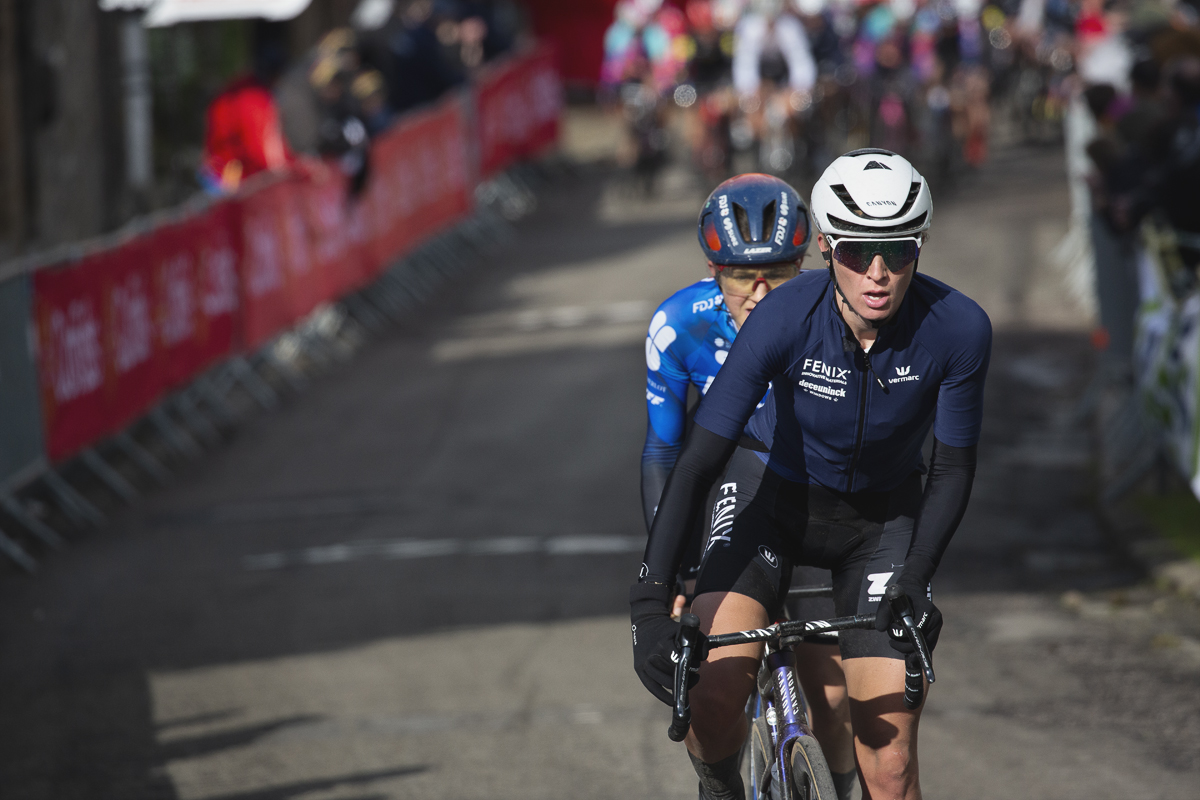 La Flèche Wallonne Femmes 2024 - Pauliena Rooijakkers and Grace Brown with the peloton chasing them down in the distance