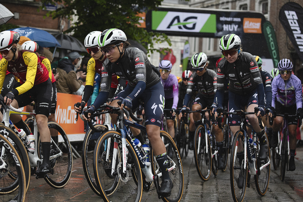 La Flèche Wallonne Femmes 2025 - The race rolls out on the Avenue des Ardennes in Huy