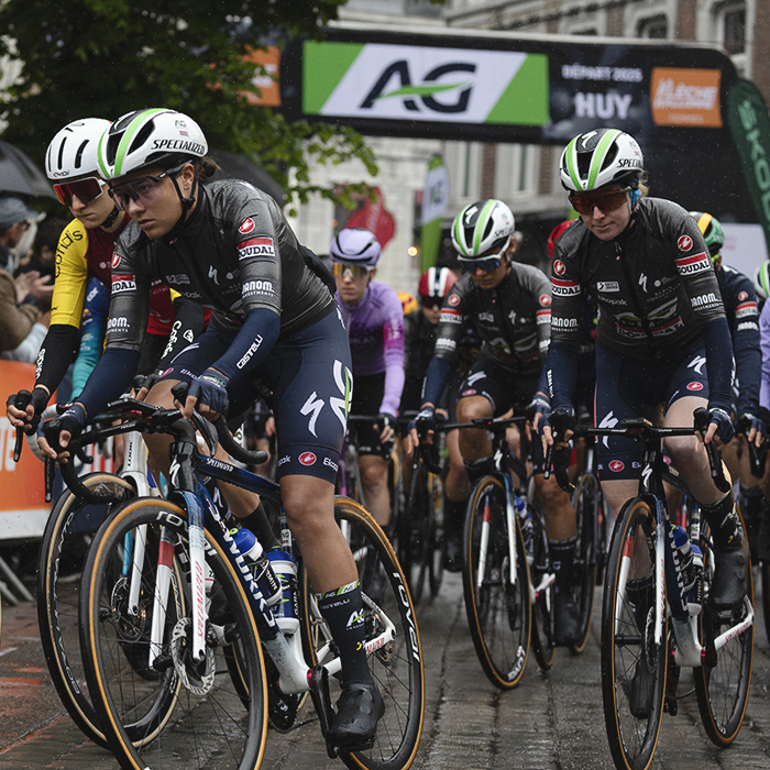 La Flèche Wallonne Femmes 2025 - The race rolls out on the Avenue des Ardennes in Huy