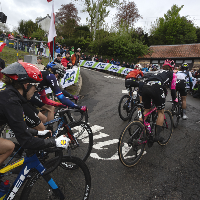 La Flèche Wallonne Femmes 2025 - Riders make their way round one of the iconic bends on the climb of the Mur de Huy
