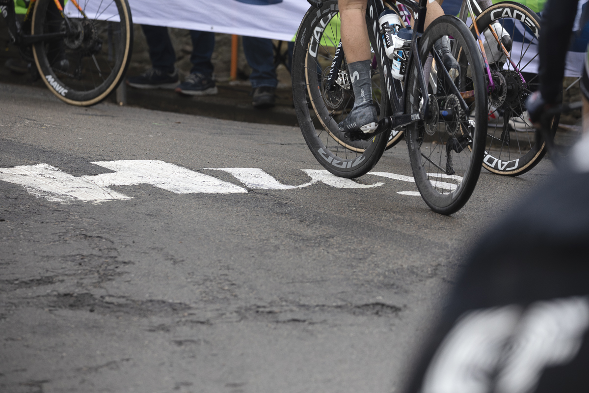 La Flèche Wallonne Femmes 2025 - Riders' wheels seen on the painted word Huy