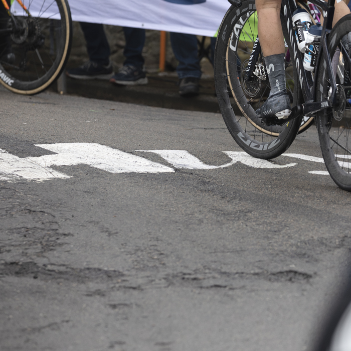 La Flèche Wallonne Femmes 2025 - Riders' wheels seen on the painted word Huy