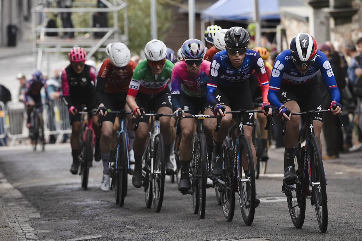 La Flèche Wallonne Femmes 2025 - A group of riders begin the climb of the Mur de Huy
