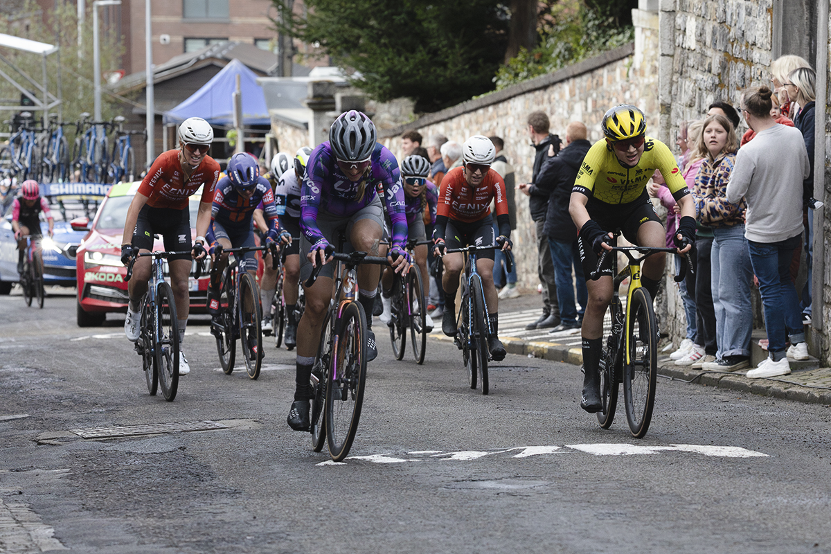 La Flèche Wallonne Femmes 2025 - The peloton tackles the steep gradients of the Mur de Huy