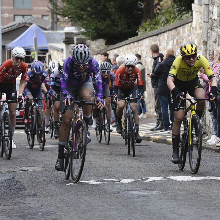 La Flèche Wallonne Femmes 2025 - The peloton tackles the steep gradients of the Mur de Huy