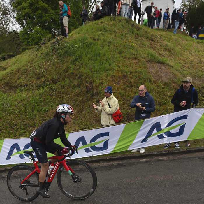 La Flèche Wallonne Femmes 2025 - Giulia Giuliani is encouraged by spectators on the climb